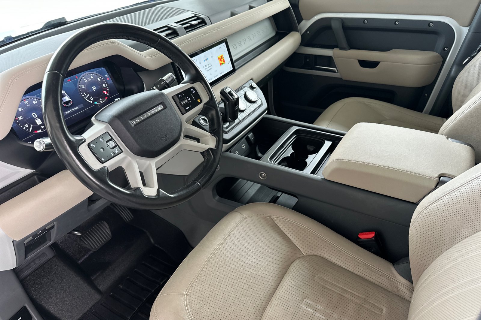 Used 2022 White Land Rover SE image 11