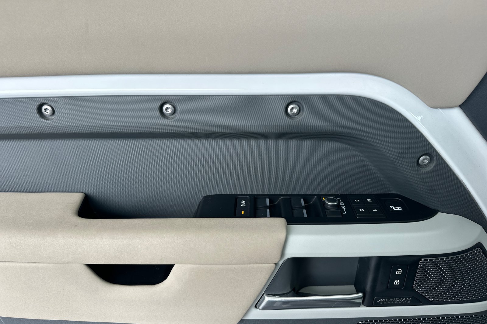 Used 2022 White Land Rover SE image 12