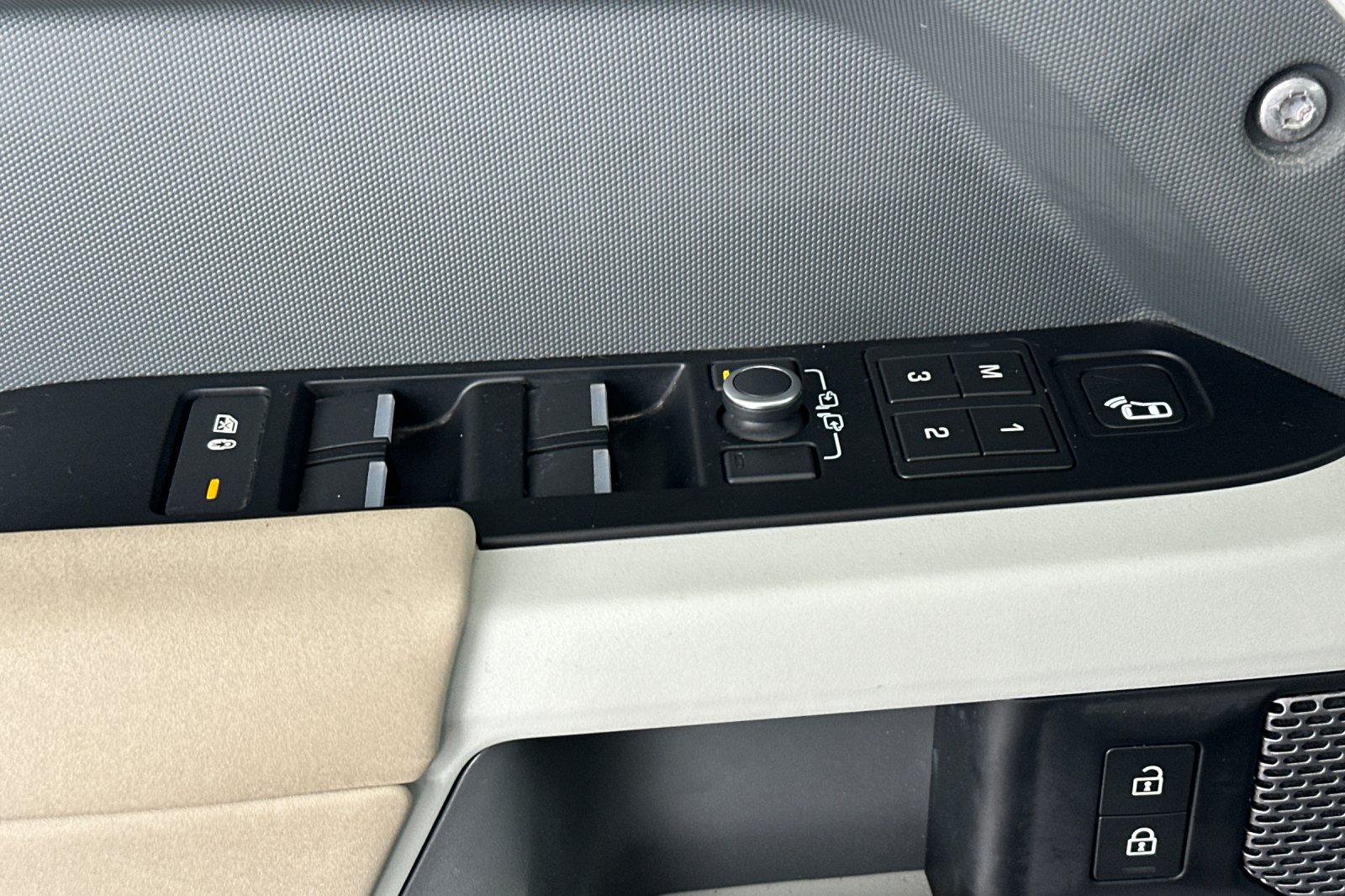 Used 2022 White Land Rover SE image 13