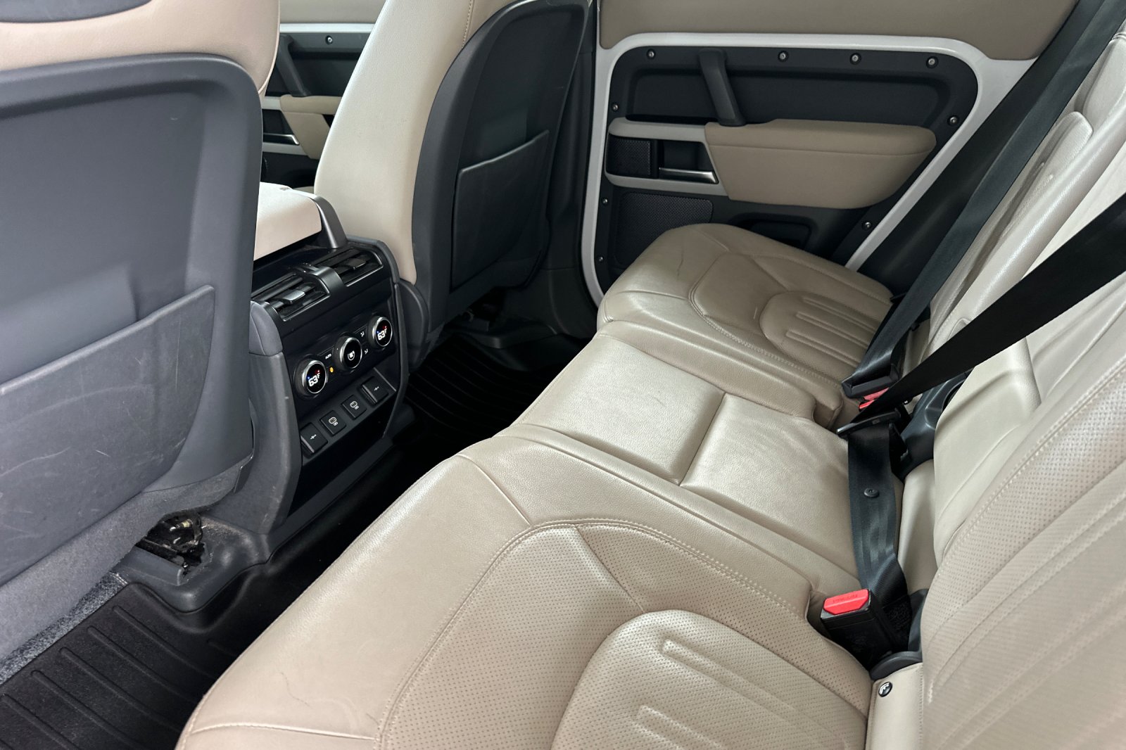 Used 2022 White Land Rover SE image 14