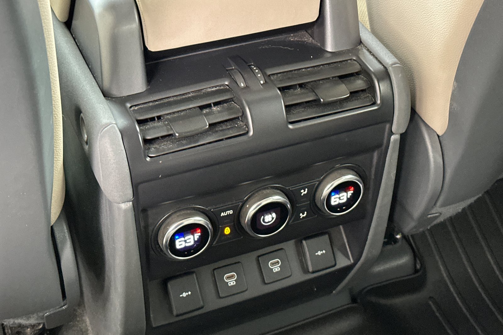 Used 2022 White Land Rover SE image 15