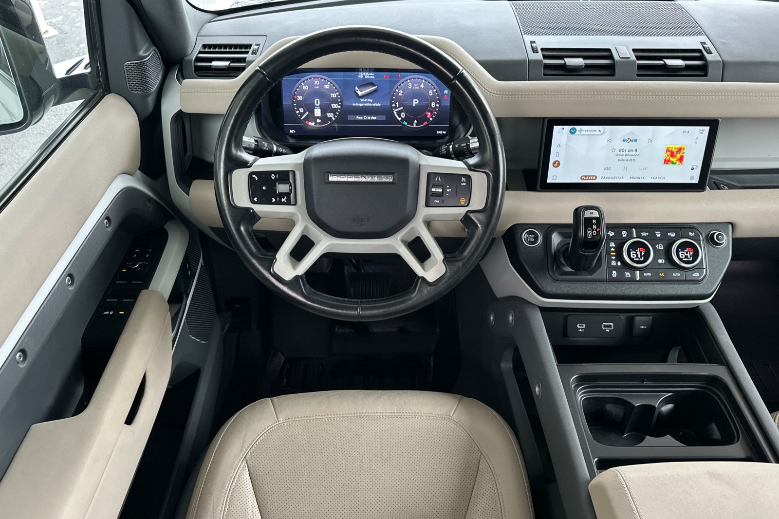 Used 2022 White Land Rover SE image 17