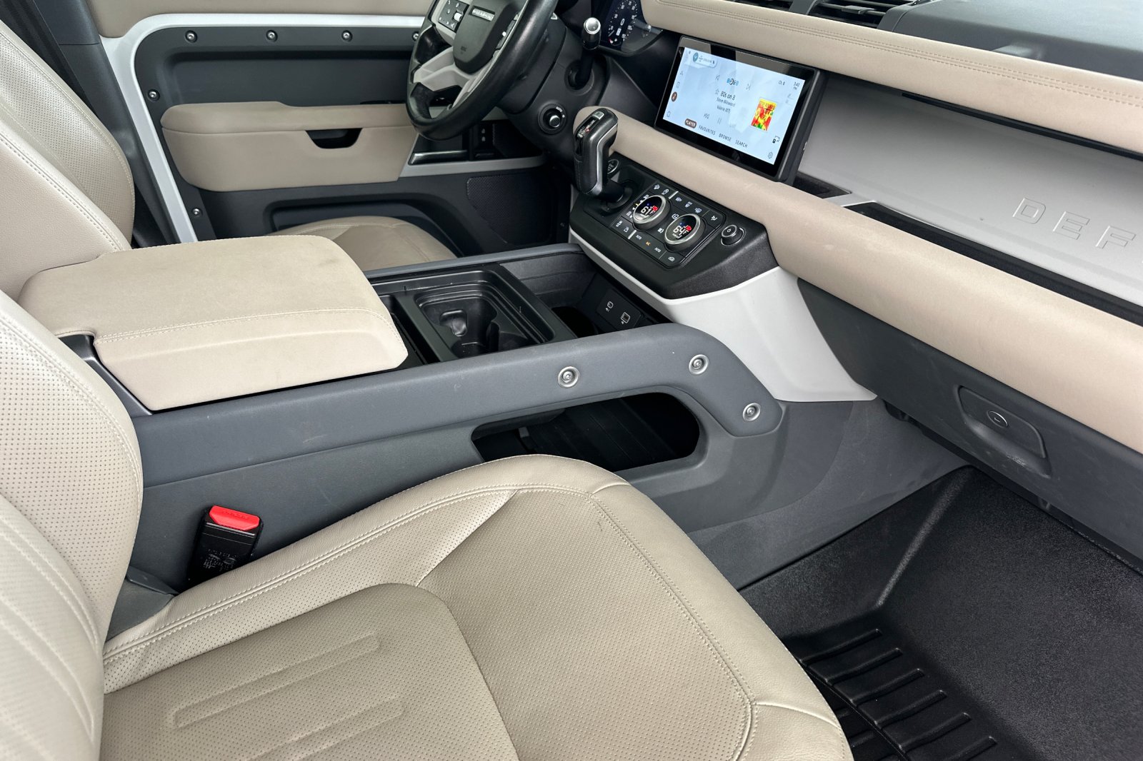 Used 2022 White Land Rover SE image 19