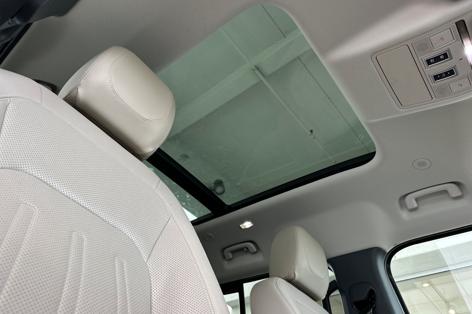 Used 2022 White Land Rover SE image 20