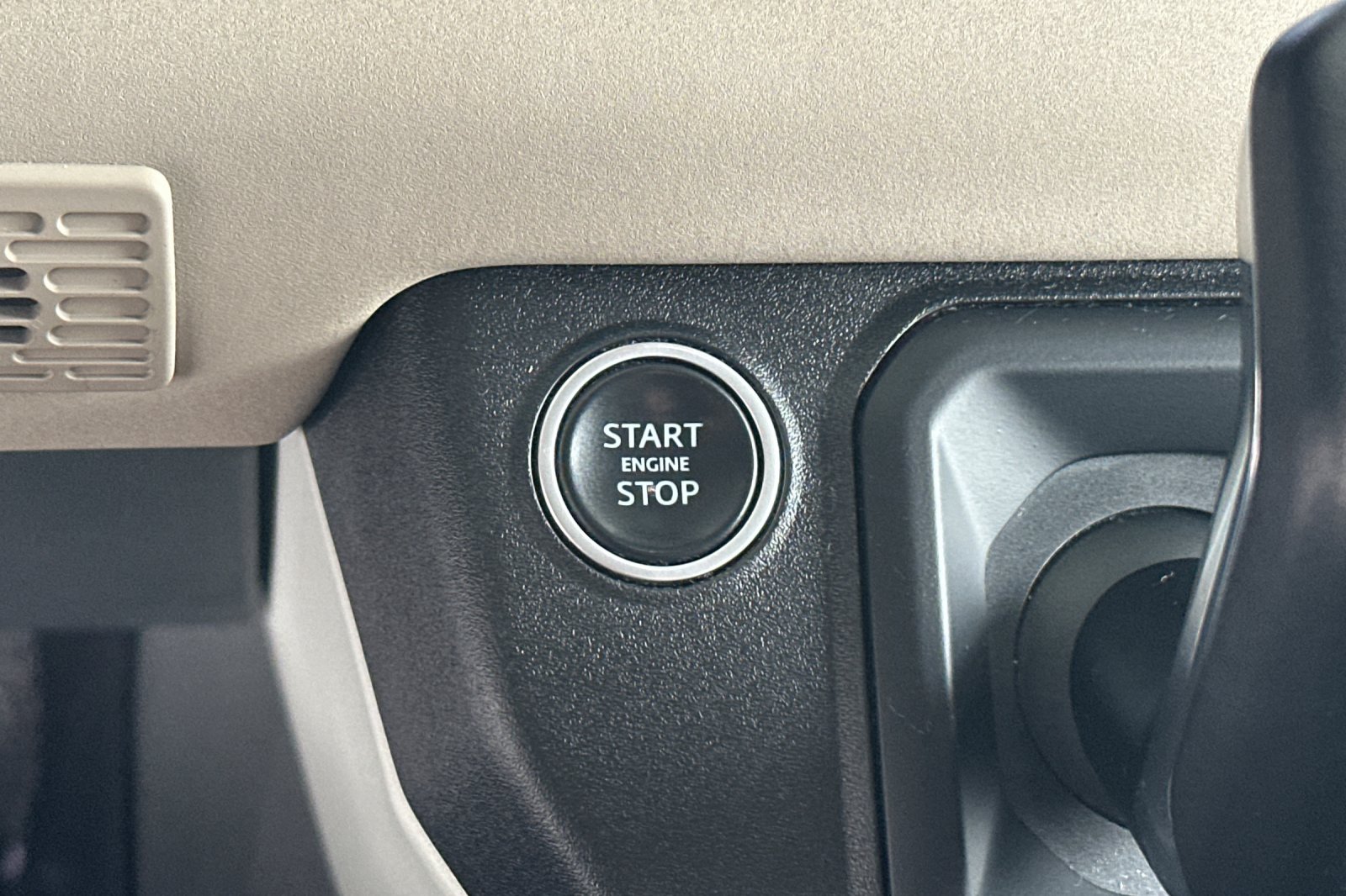 Used 2022 White Land Rover SE image 28