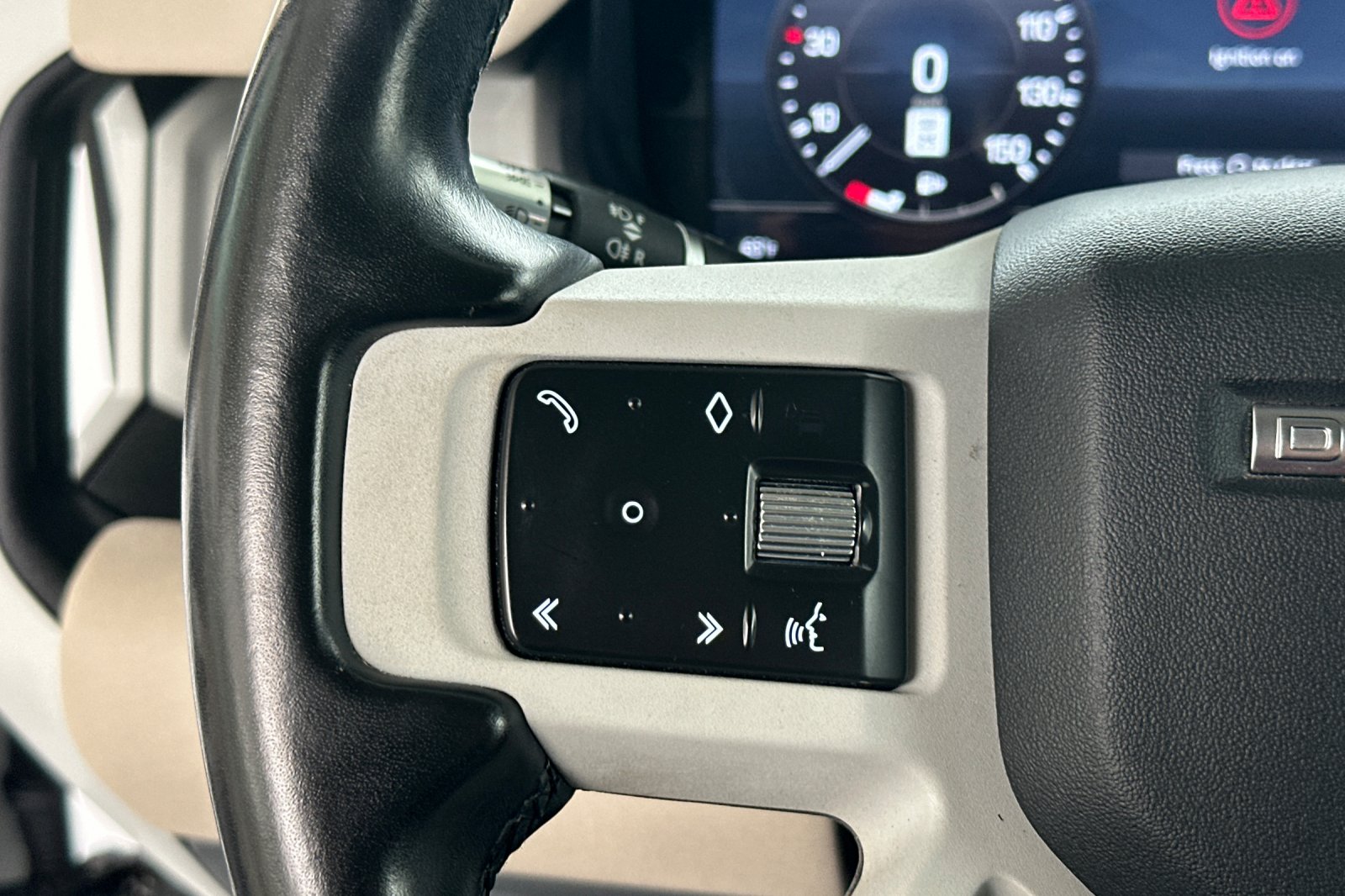 Used 2022 White Land Rover SE image 30