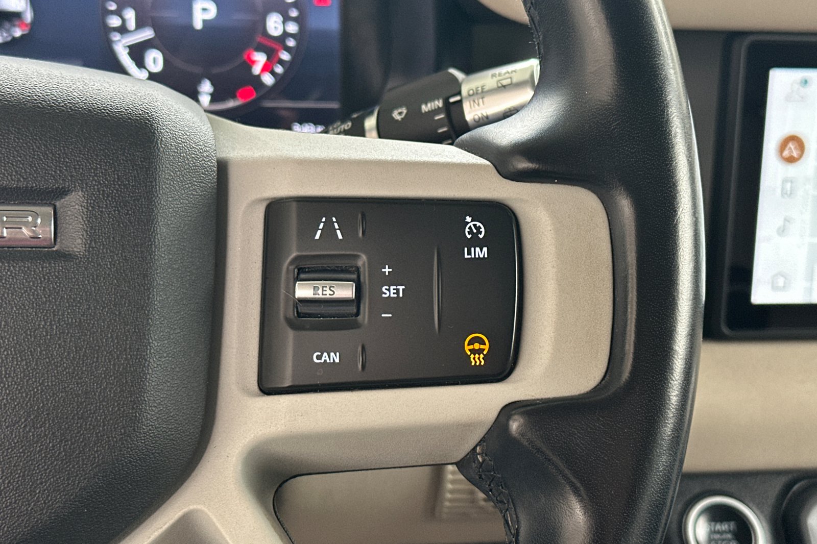 Used 2022 White Land Rover SE image 31
