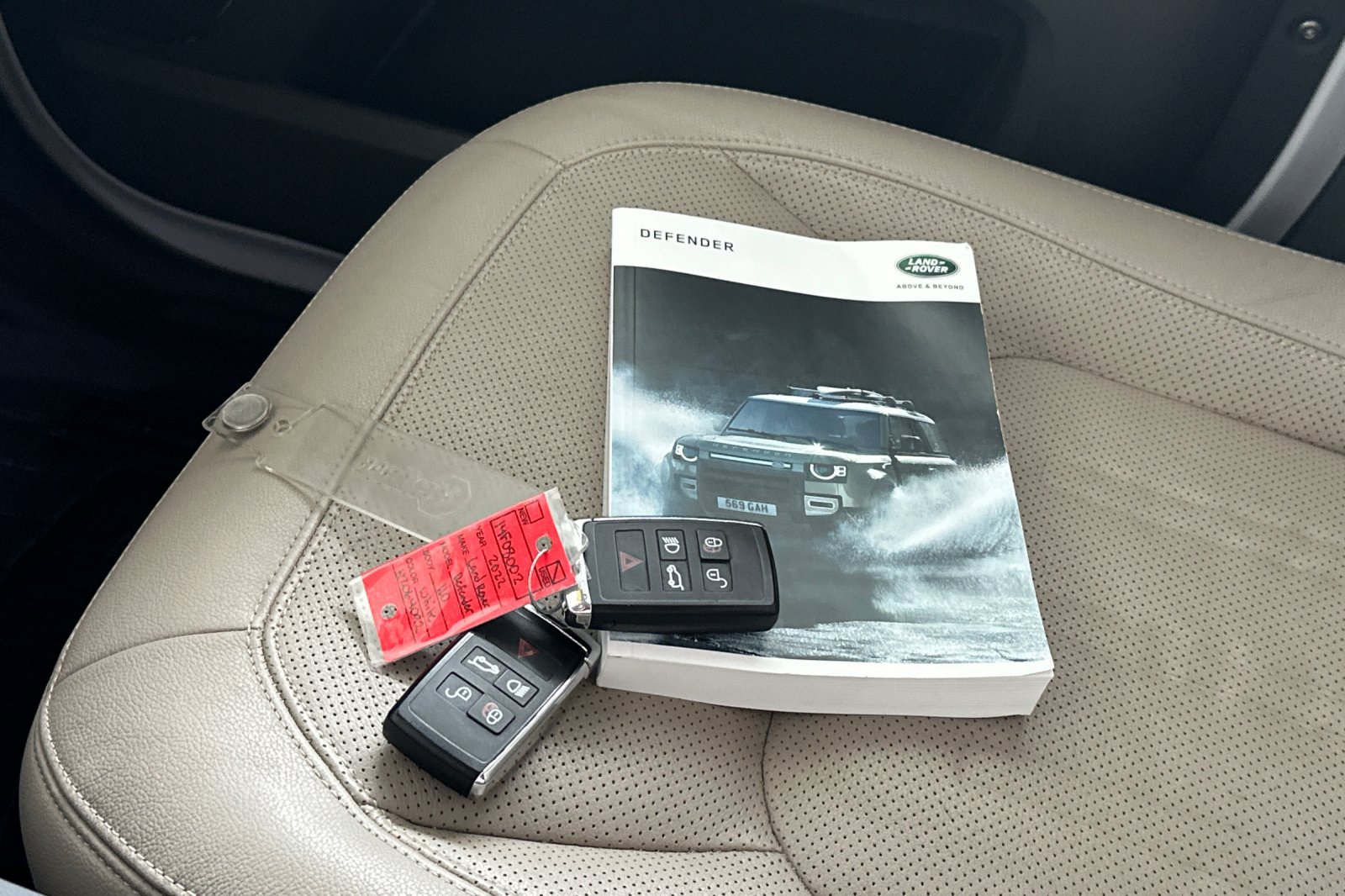 Used 2022 White Land Rover SE image 10
