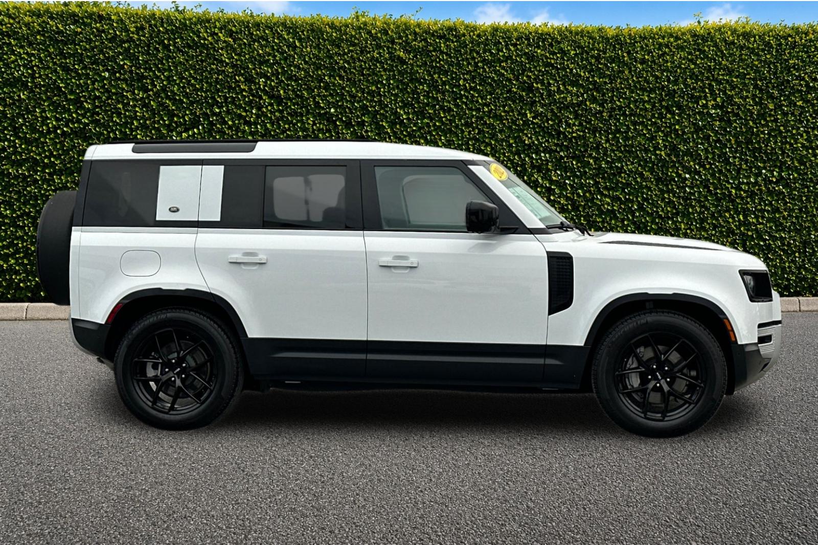 Used 2022 White Land Rover SE image 3