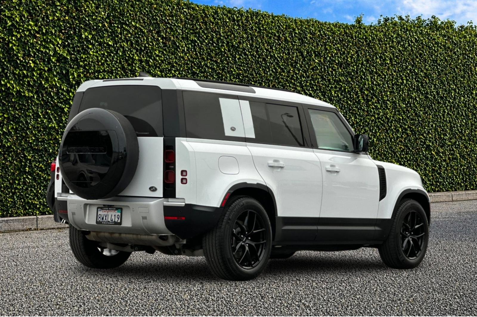 Used 2022 White Land Rover SE image 4