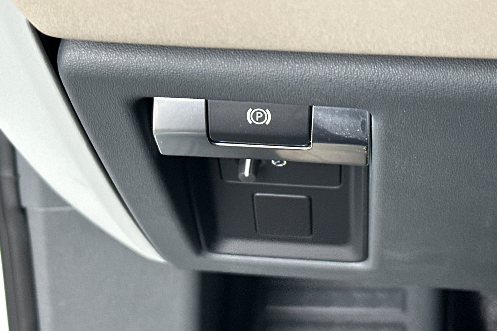 Used 2022 White Land Rover SE image 34