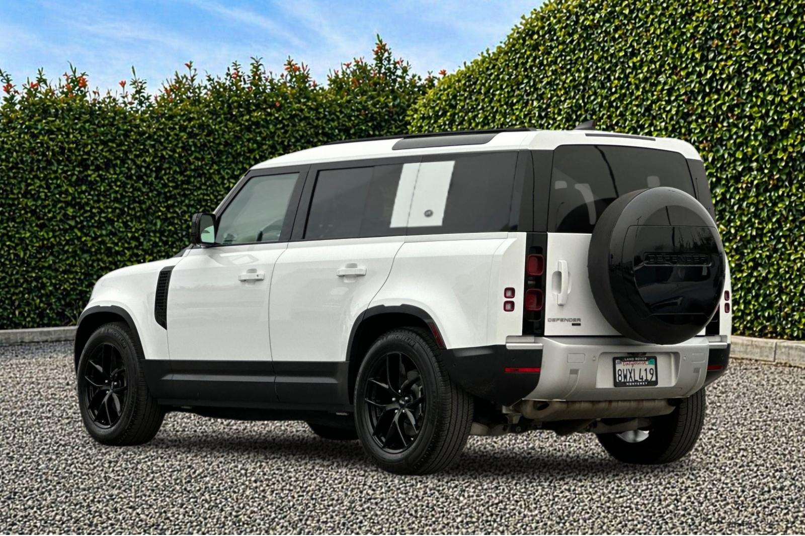 Used 2022 White Land Rover SE image 6