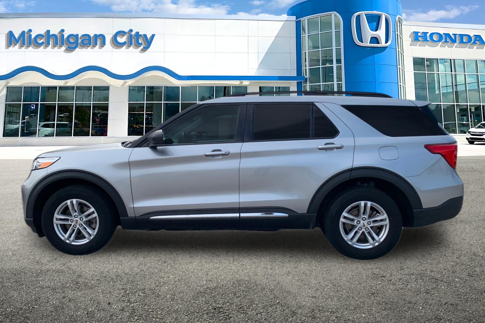 Used 2024 Silver Ford XLT image 2