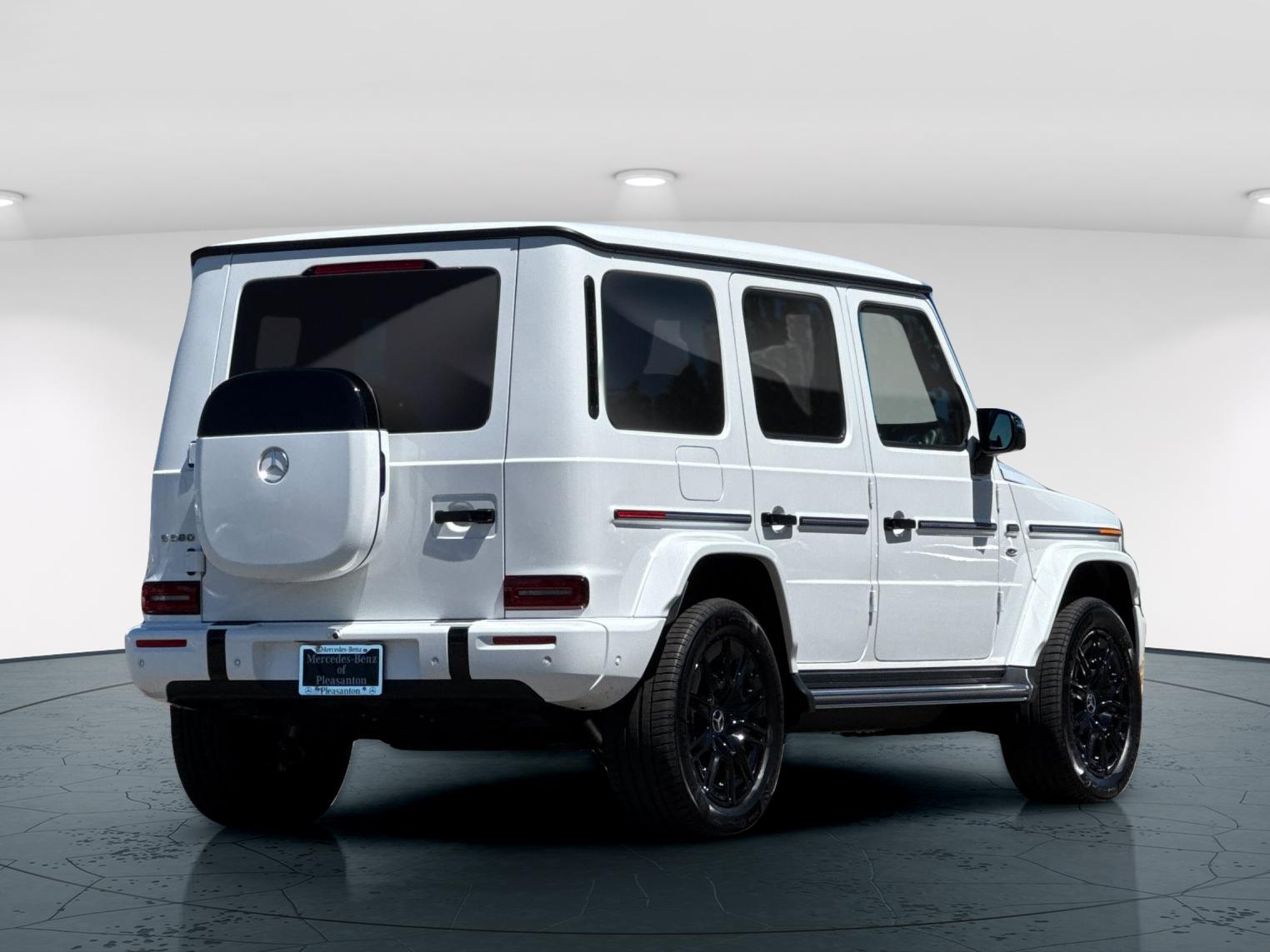 Certified Used 2025 MANUFAKTUR Moonlight White Metallic Mercedes-Benz G 580 4D Sport Utility 4MATIC® image 7