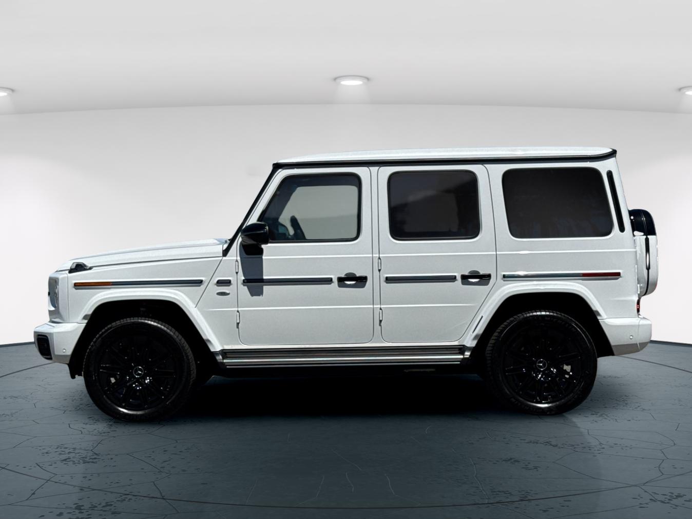 Certified Used 2025 MANUFAKTUR Moonlight White Metallic Mercedes-Benz G 580 4D Sport Utility 4MATIC® image 4