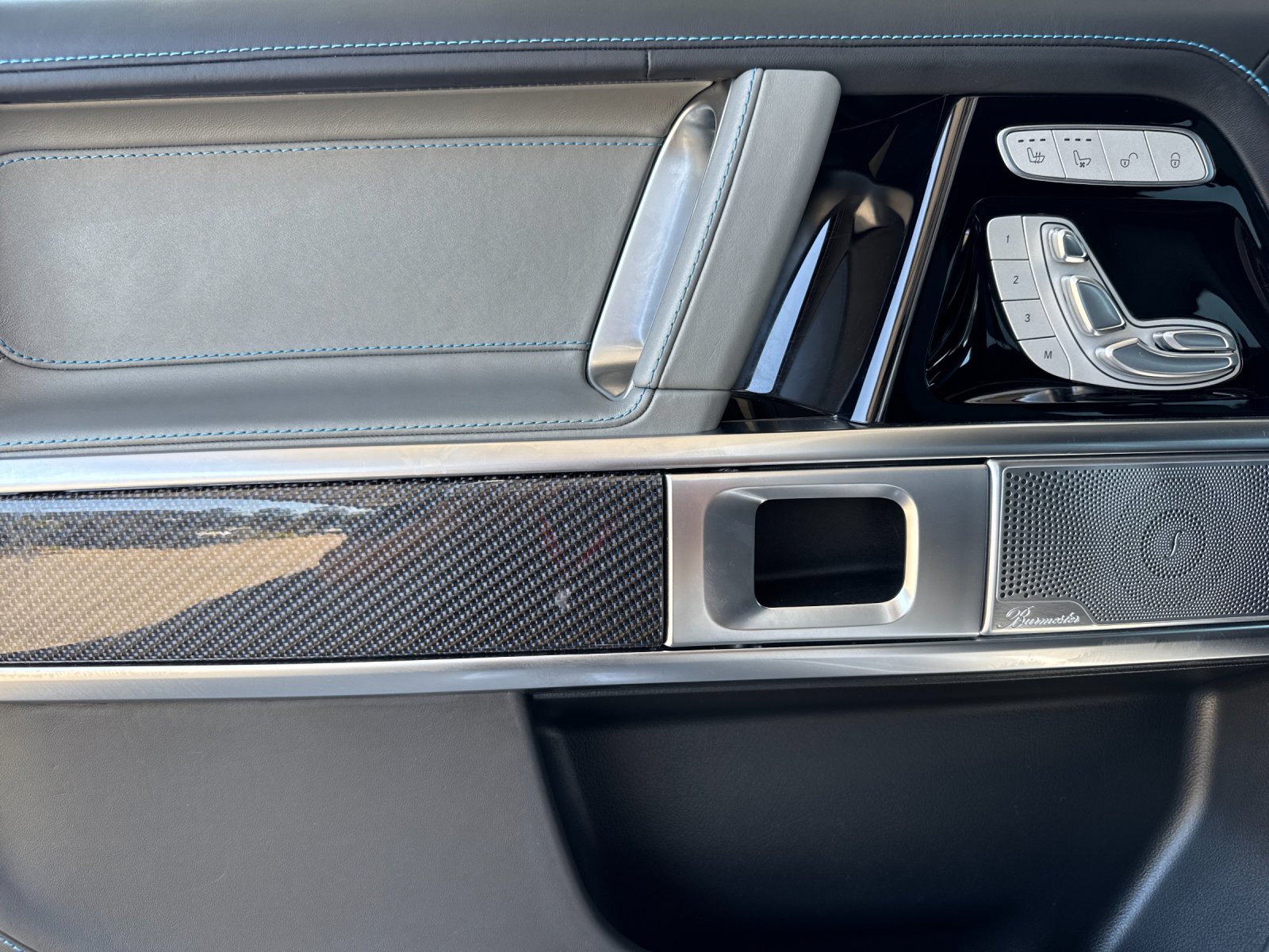 Certified Used 2025 MANUFAKTUR Moonlight White Metallic Mercedes-Benz G 580 4D Sport Utility 4MATIC® image 13