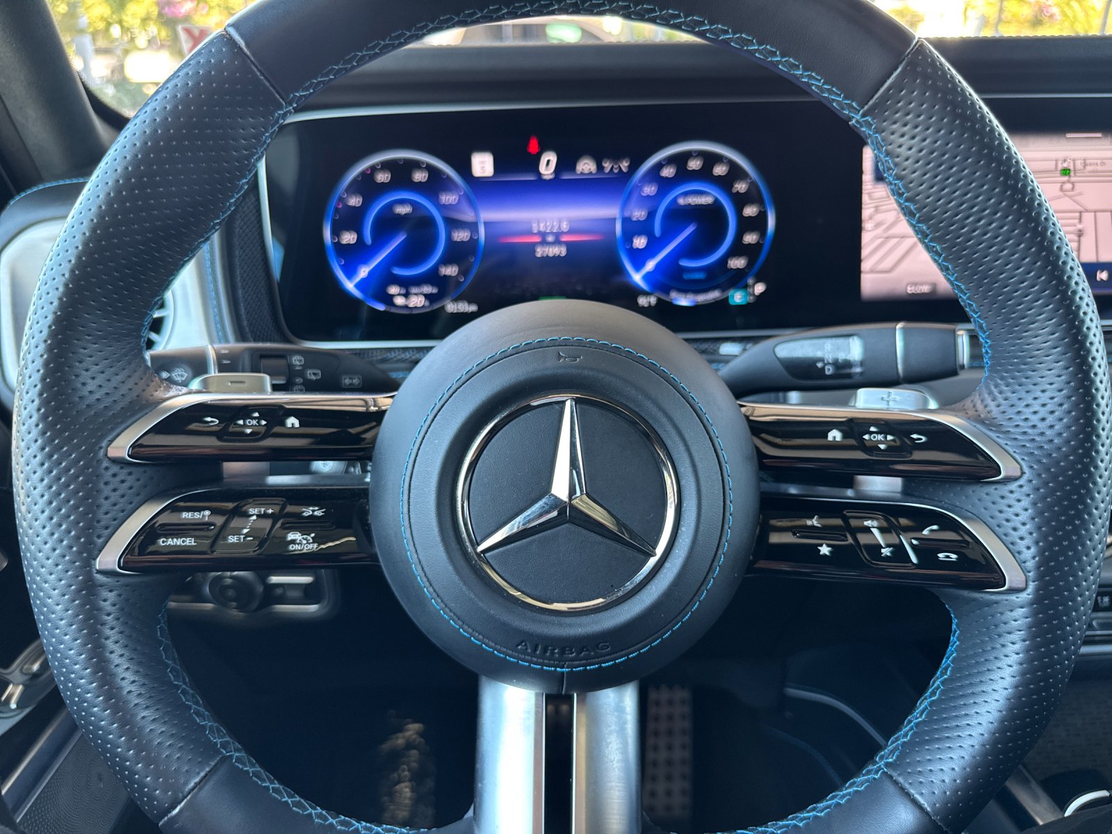 Certified Used 2025 MANUFAKTUR Moonlight White Metallic Mercedes-Benz G 580 4D Sport Utility 4MATIC® image 30