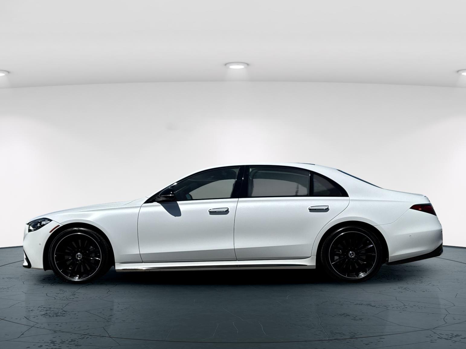 Certified Used 2025 MANUFAKTUR Signature Moonlight White Magno Mercedes-Benz S 580 4D Sedan 4MATIC® image 3