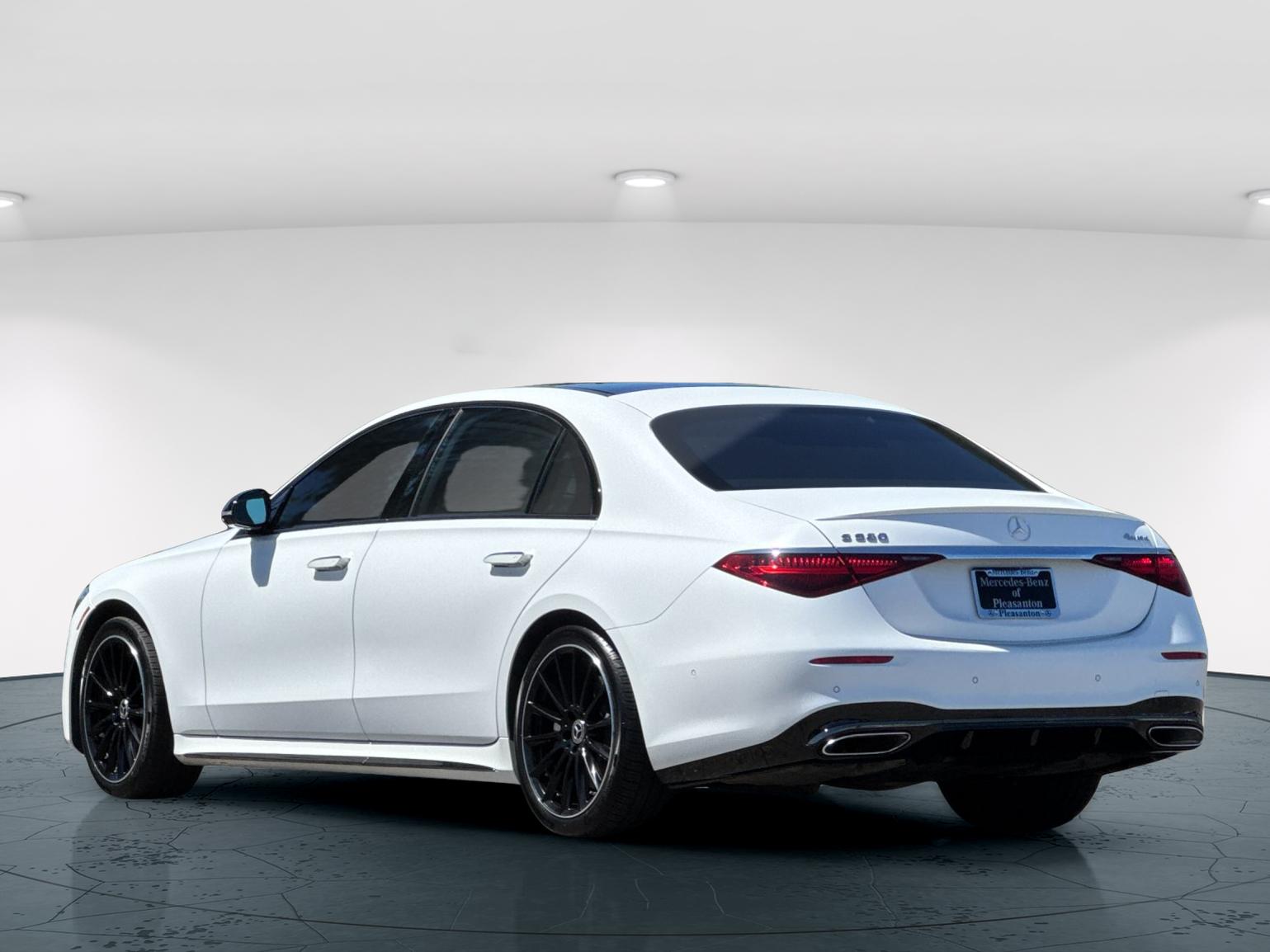 Certified Used 2025 MANUFAKTUR Signature Moonlight White Magno Mercedes-Benz S 580 4D Sedan 4MATIC® image 4