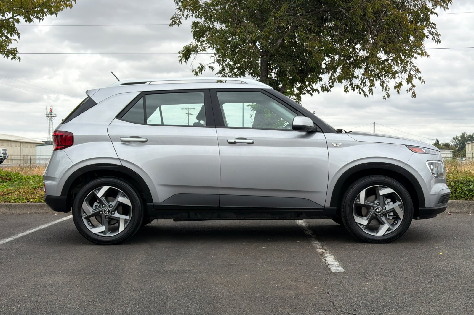 Used 2025 Silver Hyundai SEL image 3