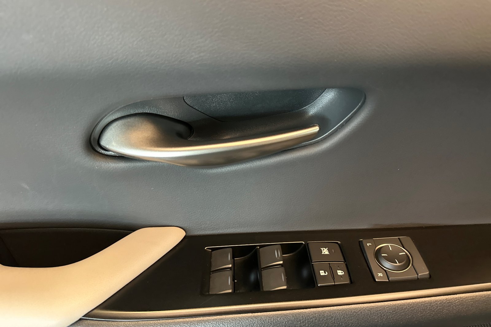 Used 2022 Gray Lexus 200 image 11