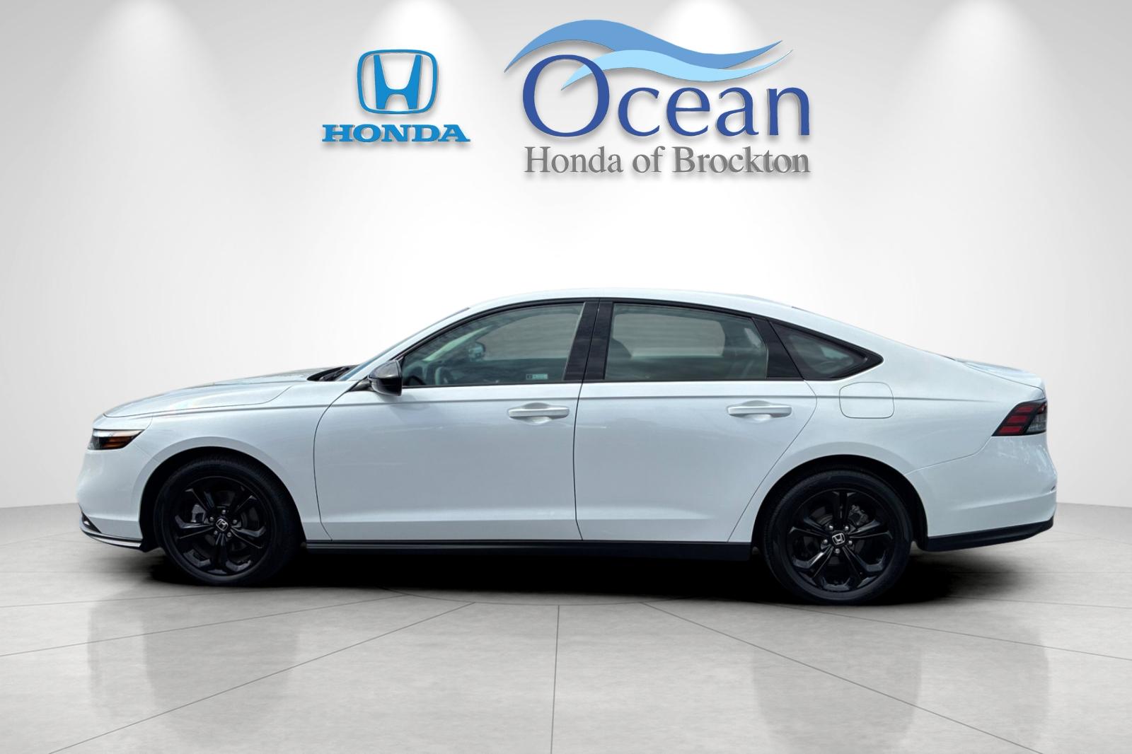 Used 2025 Platinum White Pearl Honda SE image 6