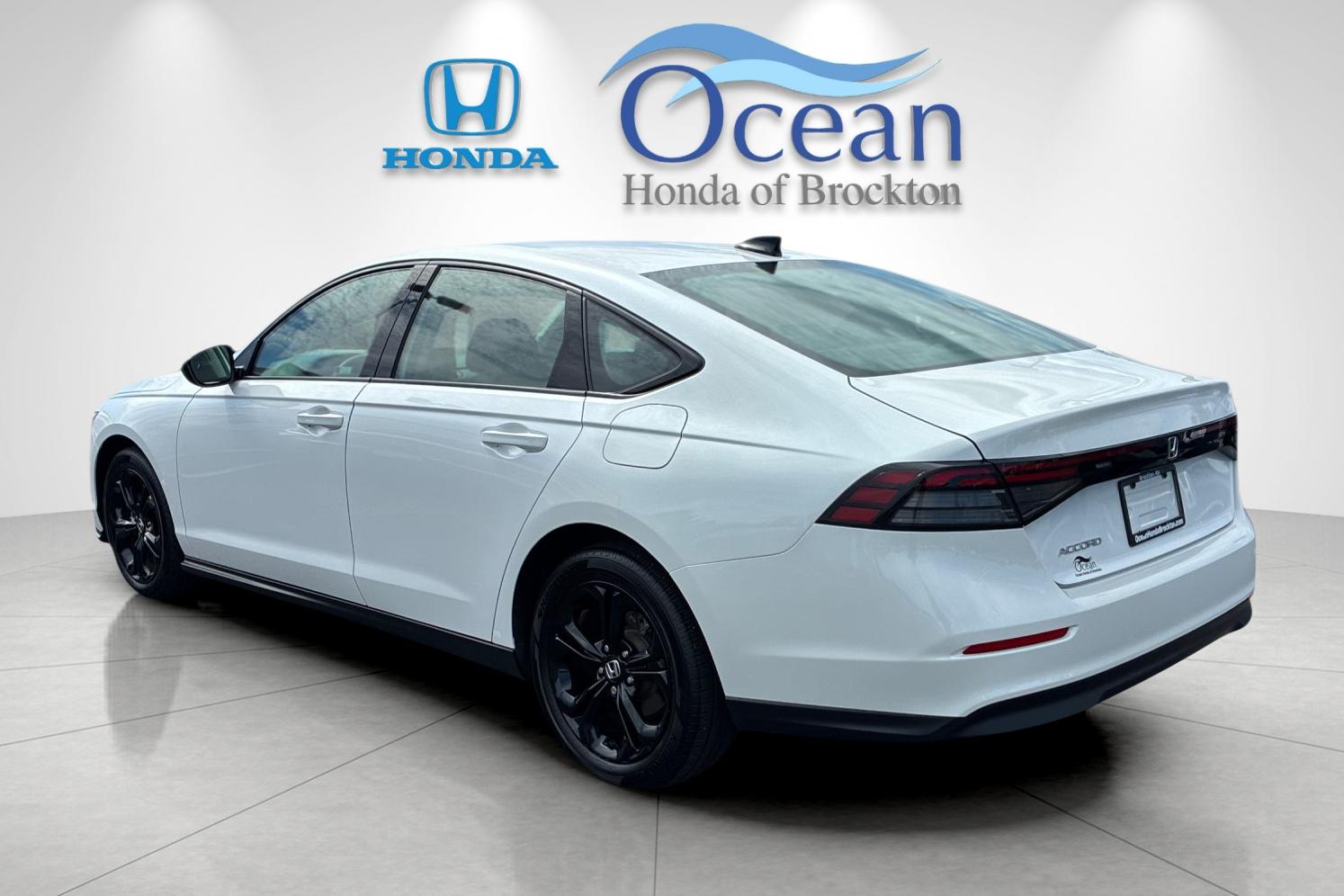 Used 2025 Platinum White Pearl Honda SE image 5