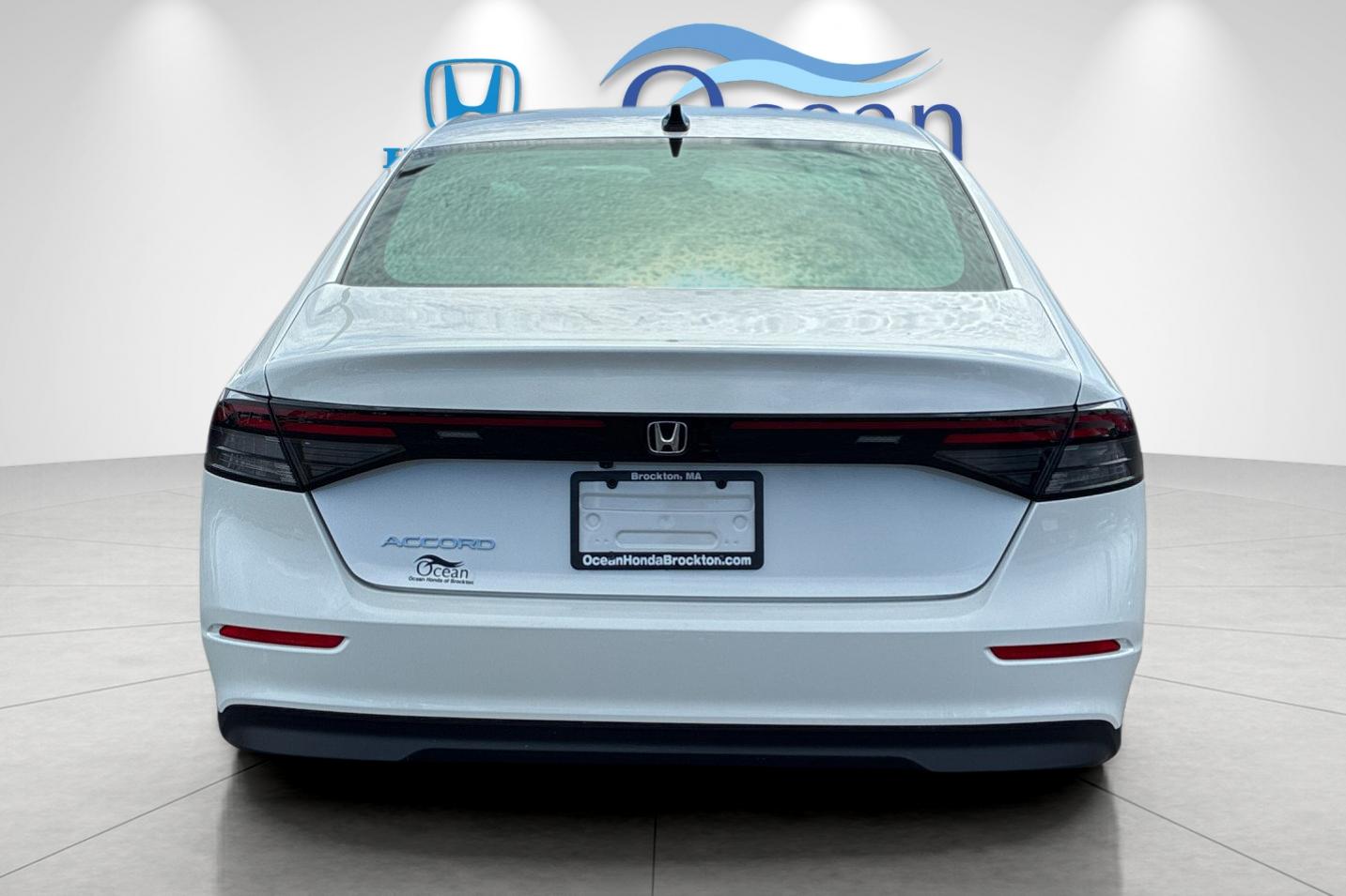 Used 2025 Platinum White Pearl Honda SE image 4