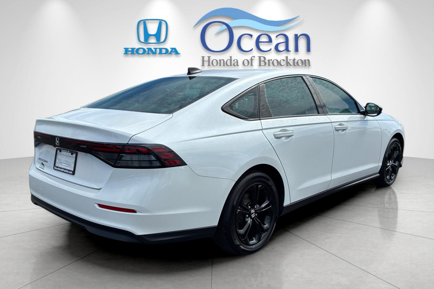 Used 2025 Platinum White Pearl Honda SE image 3