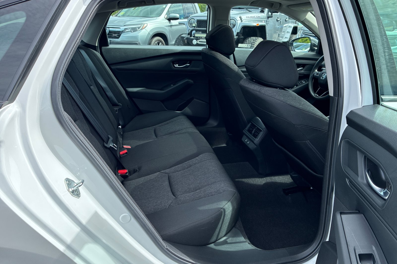 Used 2025 Platinum White Pearl Honda SE image 18