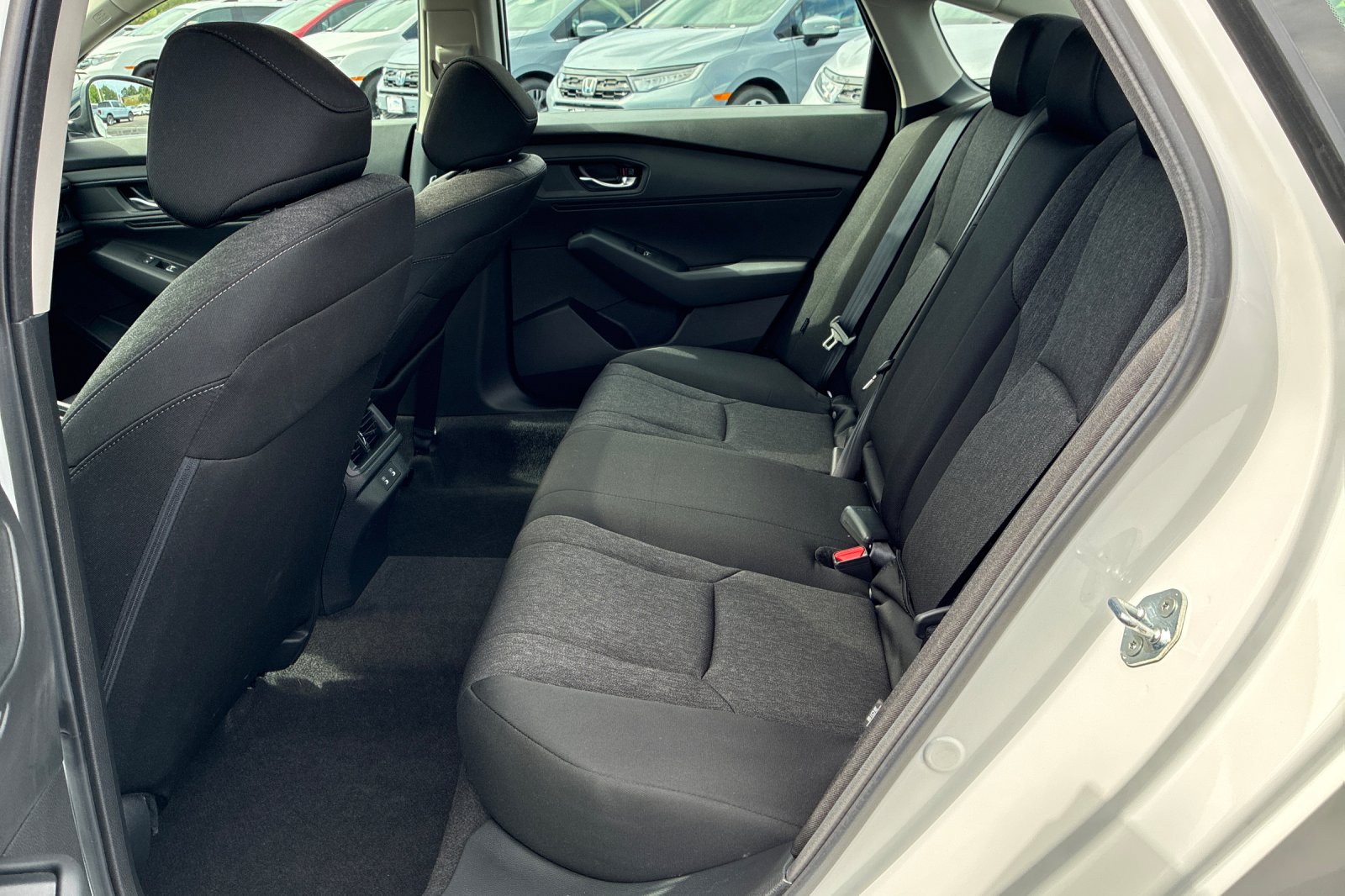 Used 2025 Platinum White Pearl Honda SE image 15