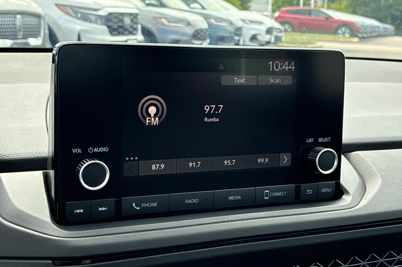 Used 2025 Platinum White Pearl Honda SE image 23
