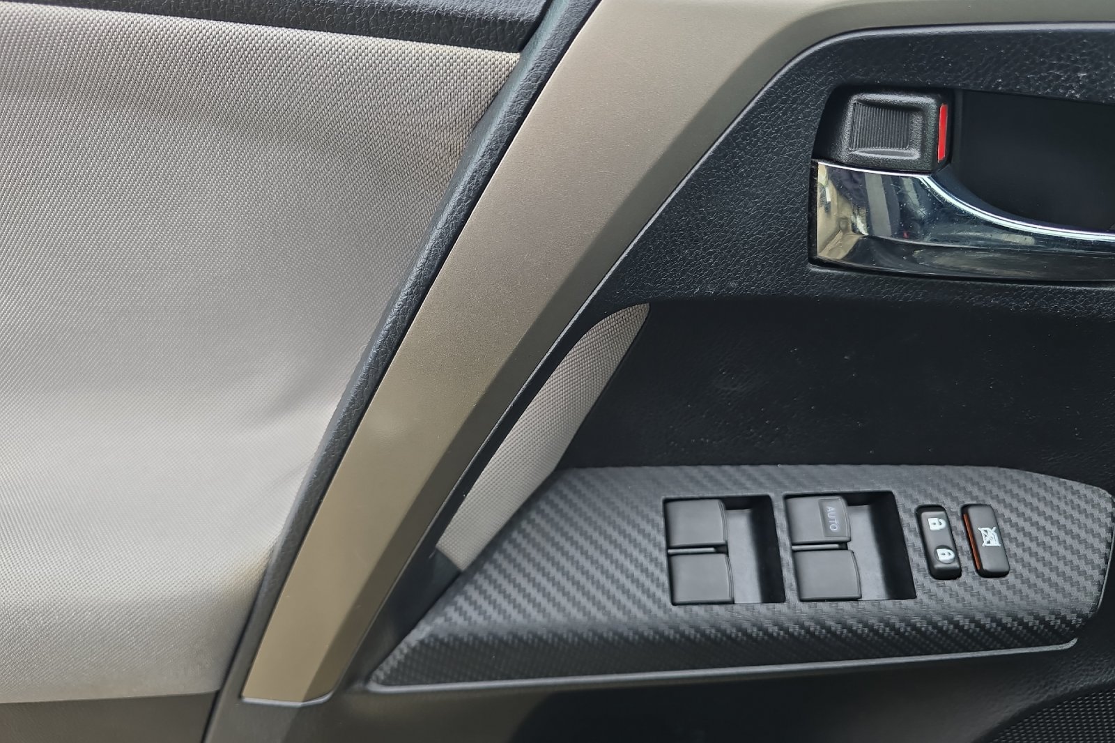 Used 2015 Black Toyota XLE image 8