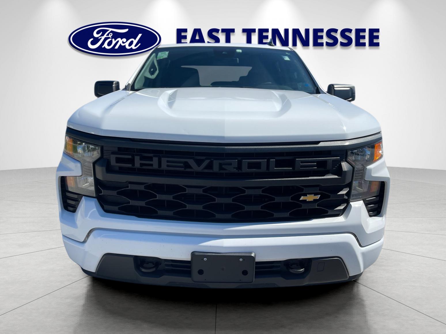 Used 2022 White Chevrolet Custom image 9