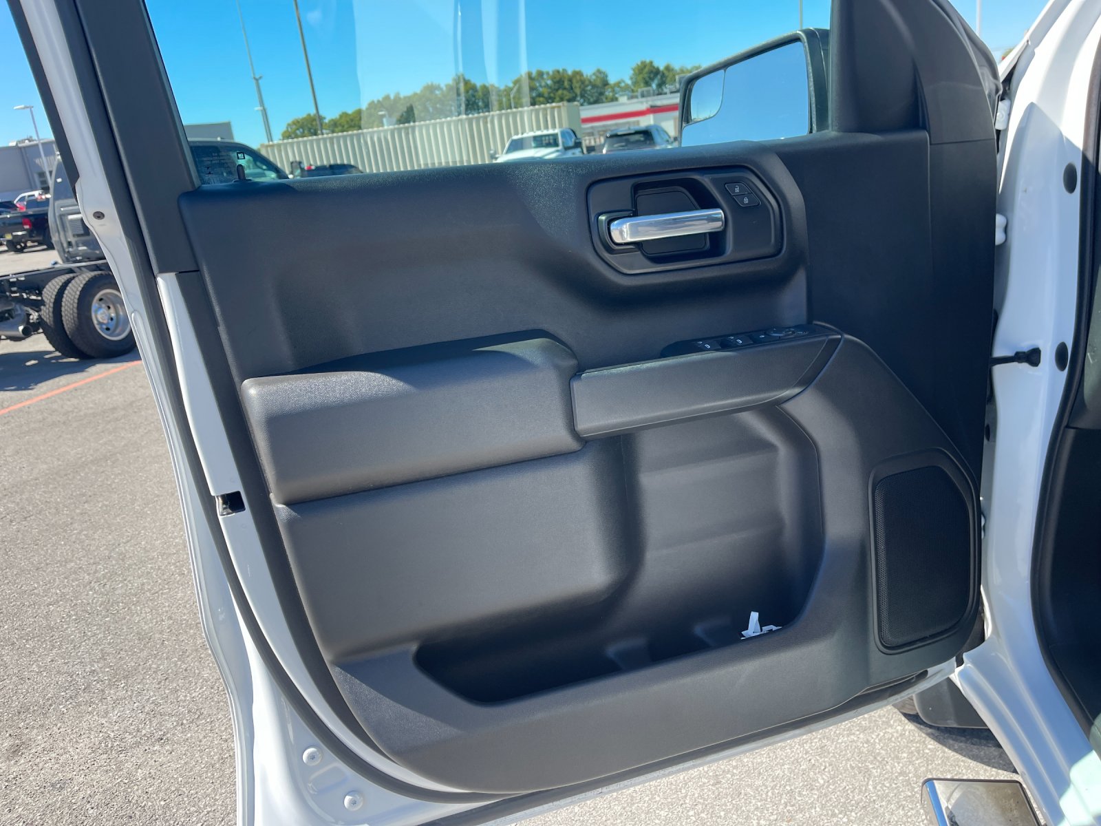 Used 2022 White Chevrolet Custom image 12