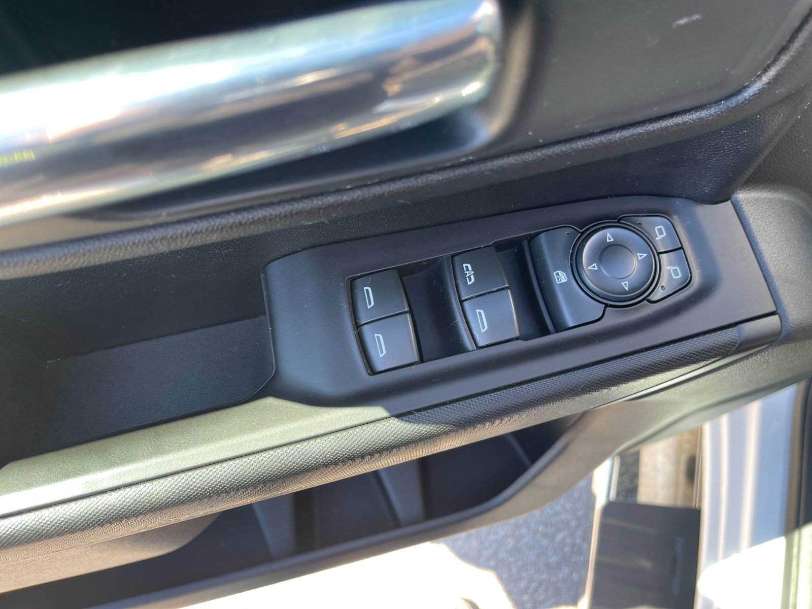 Used 2022 White Chevrolet Custom image 13