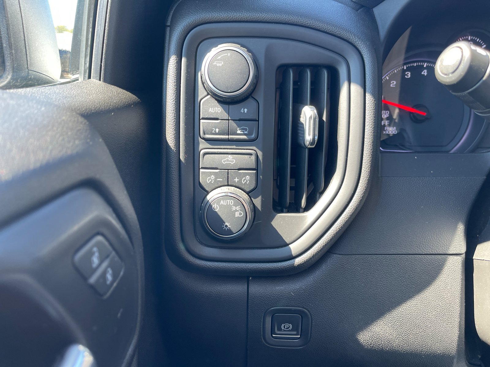 Used 2022 White Chevrolet Custom image 31