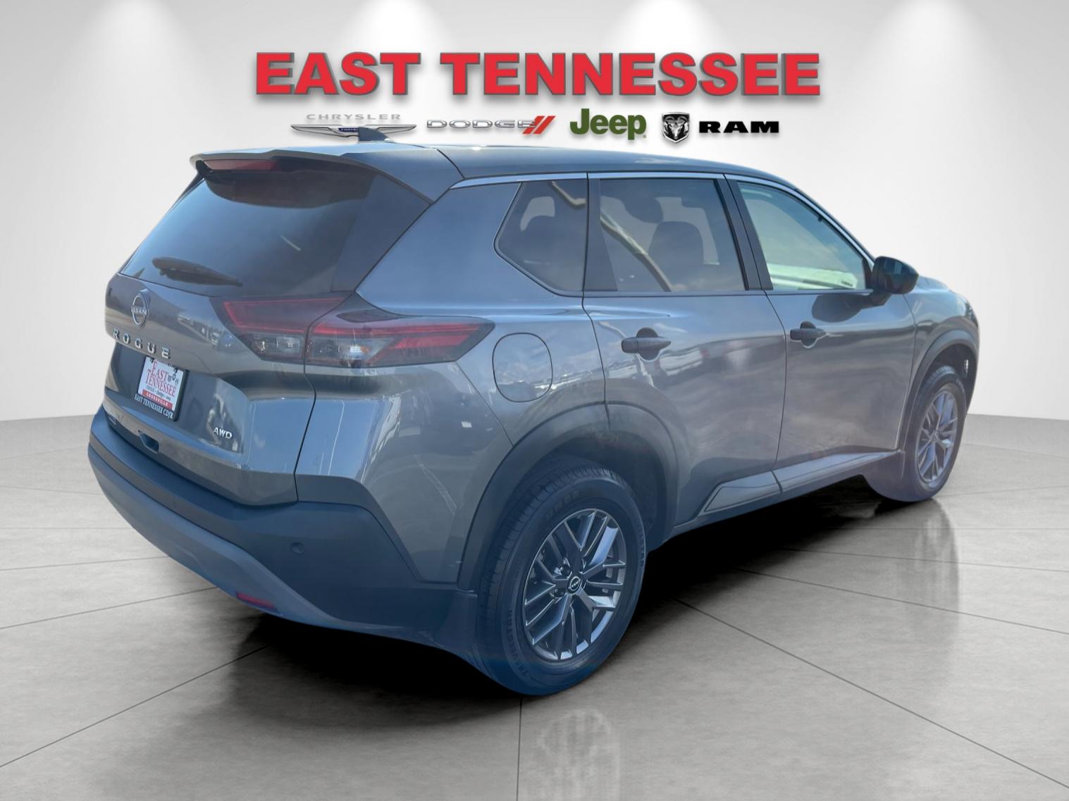 Used 2023 Gray Nissan S image 3