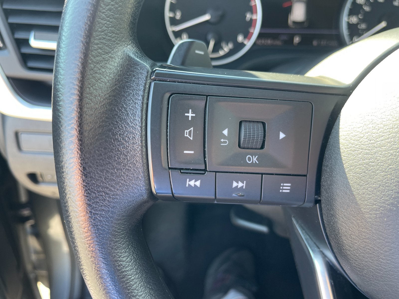Used 2023 Gray Nissan S image 27