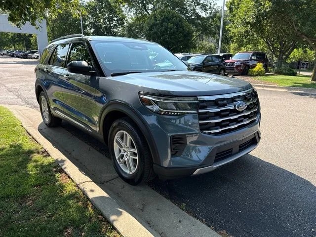 Used 2025 Vapor Blue Ford Active image 11