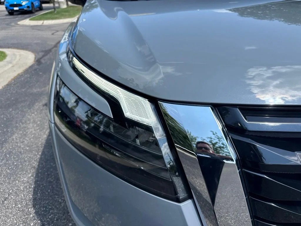 Used 2025 Boulder Gray Nissan Platinum image 3