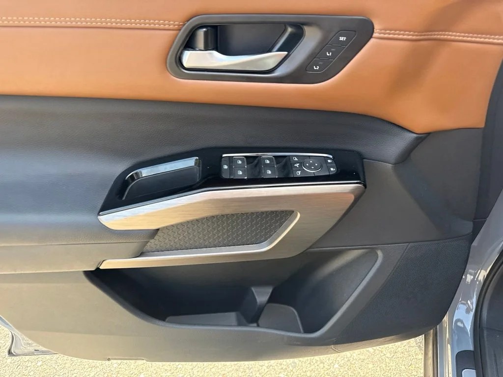 Used 2025 Boulder Gray Nissan Platinum image 22