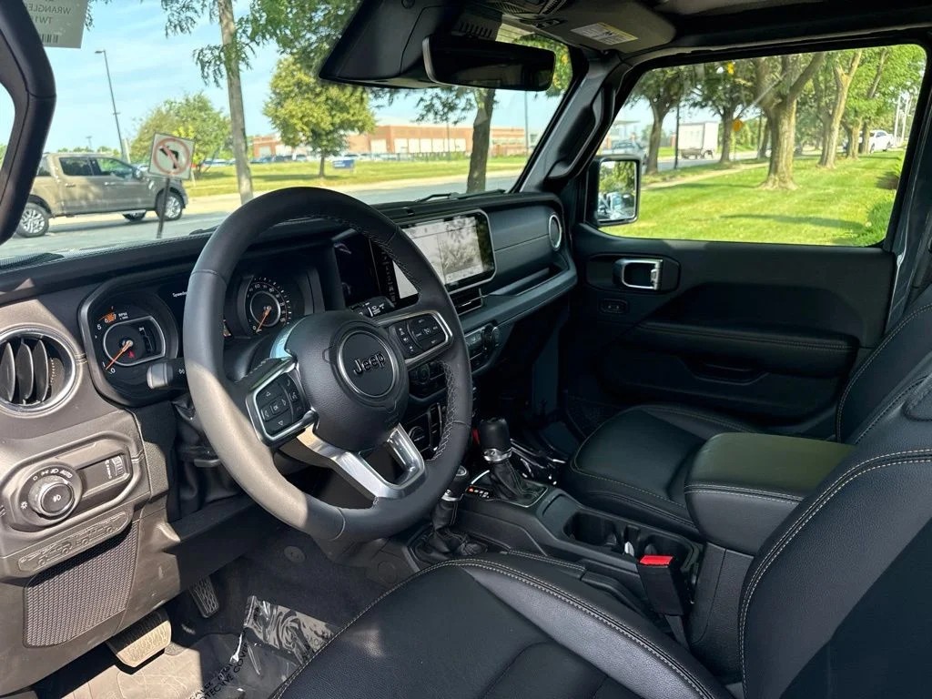 Used 2026 Anvil Clearcoat Jeep Sahara image 15