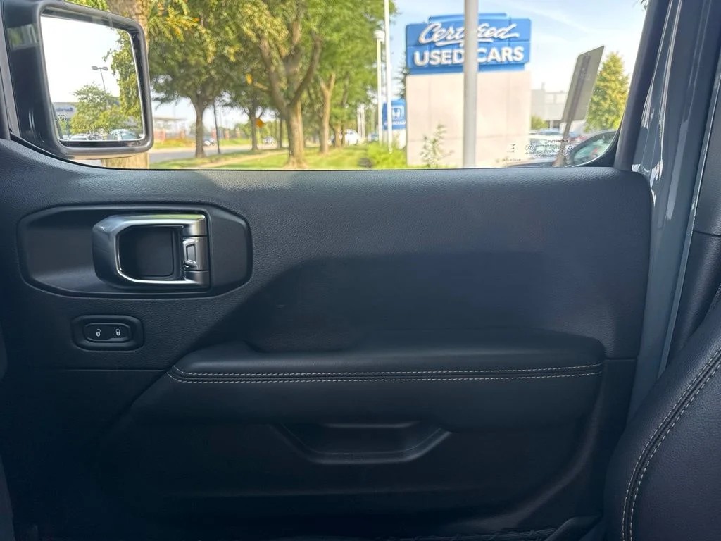 Used 2026 Anvil Clearcoat Jeep Sahara image 31