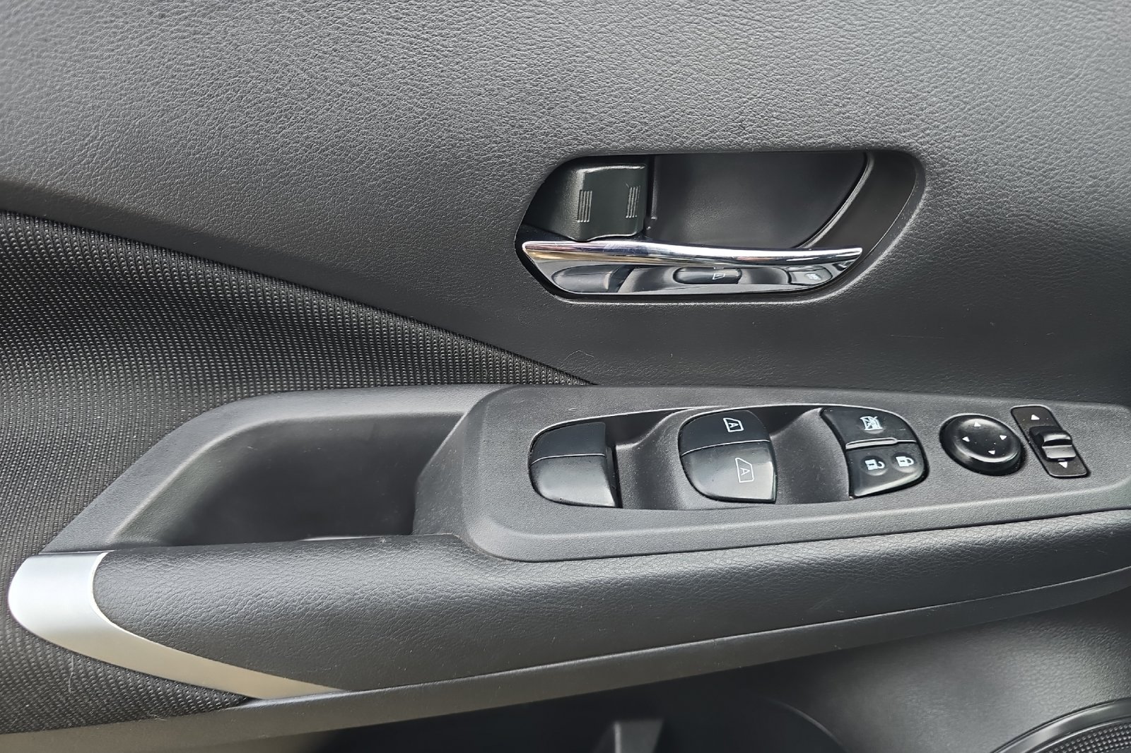 Used 2023 Gray Nissan SV image 8