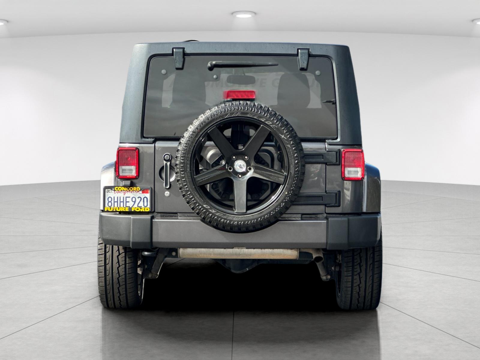 Used 2018 Gray Jeep Unlimited Sahara image 4