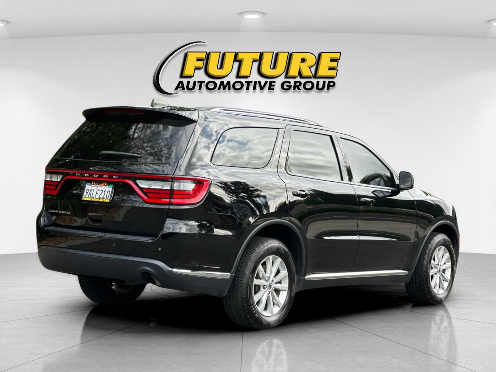 Used 2022 Black Dodge SXT image 4
