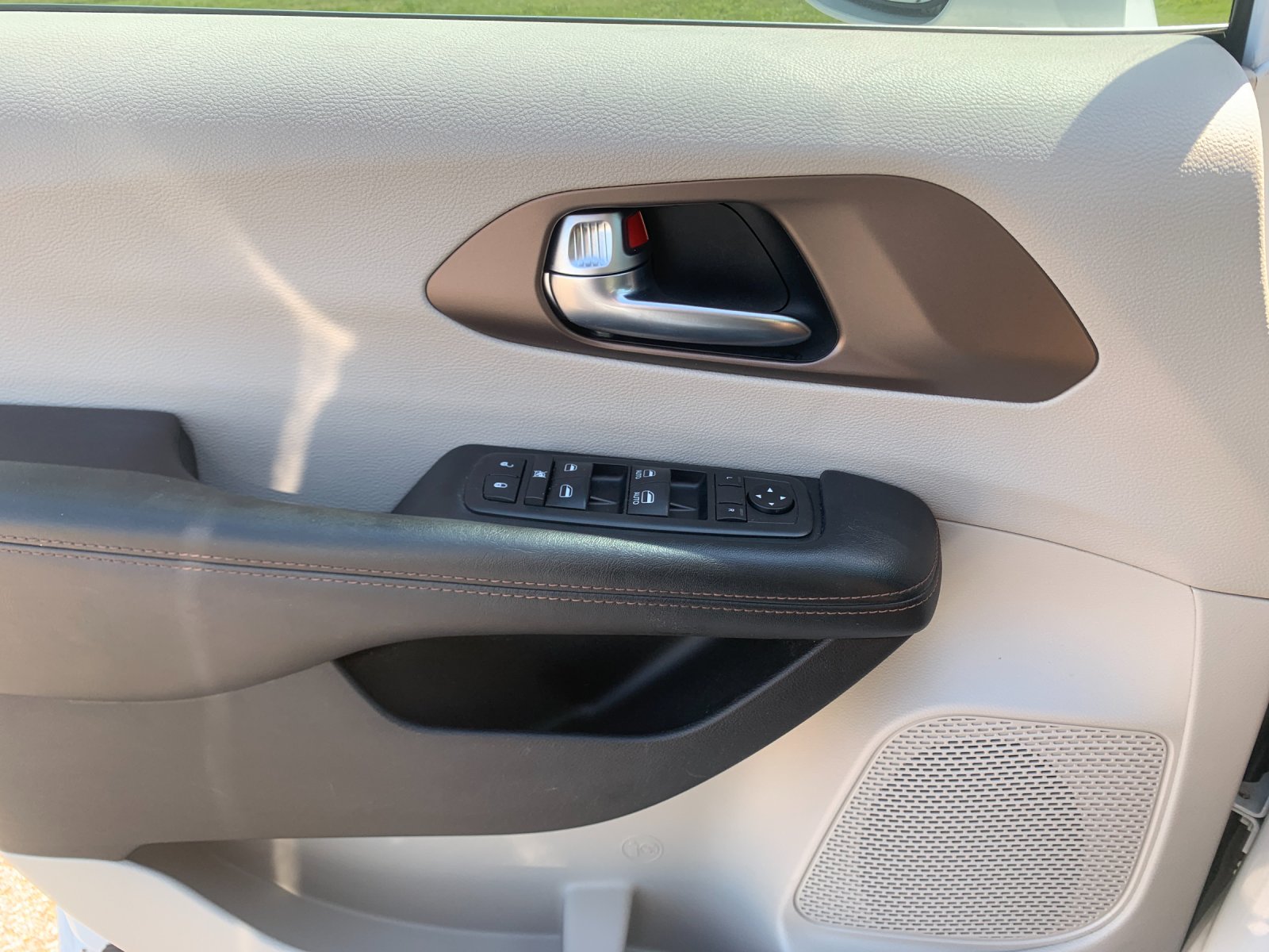 Used 2019 White Chrysler Touring L image 13