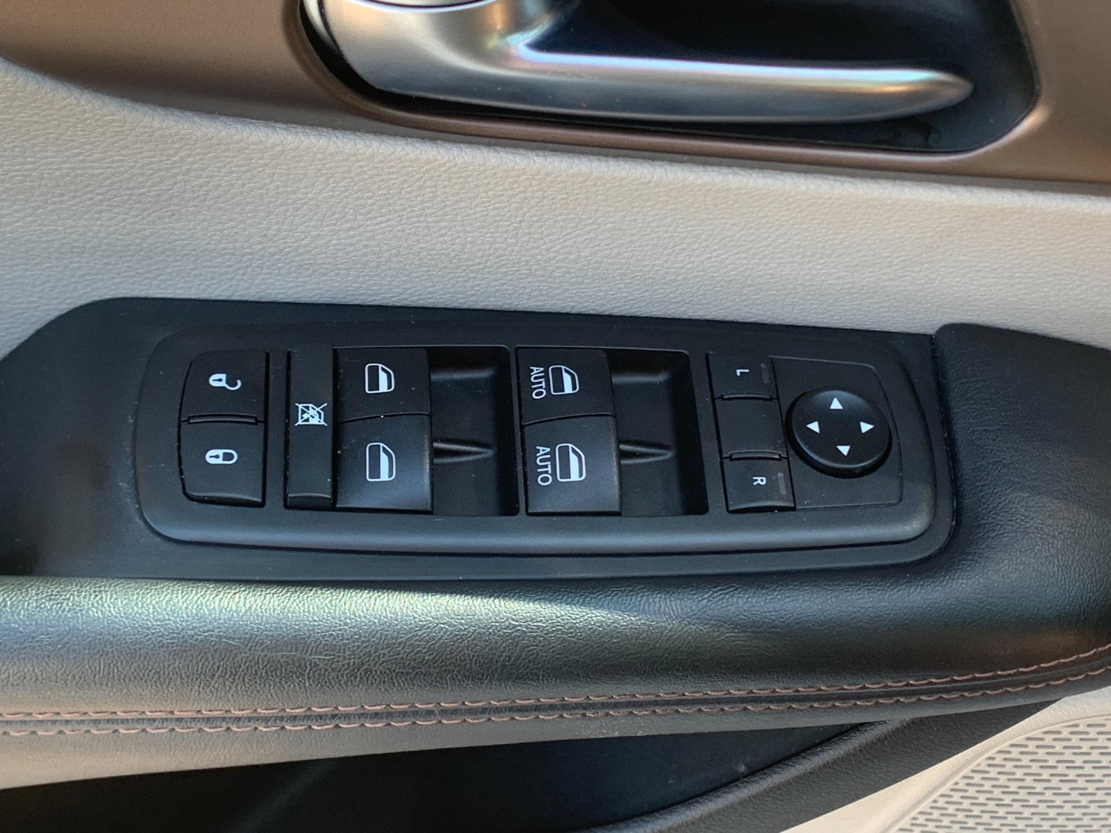 Used 2019 White Chrysler Touring L image 14