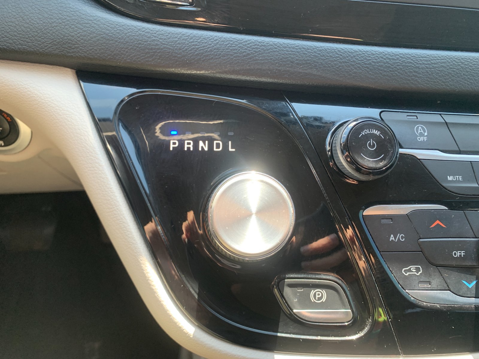Used 2019 White Chrysler Touring L image 27